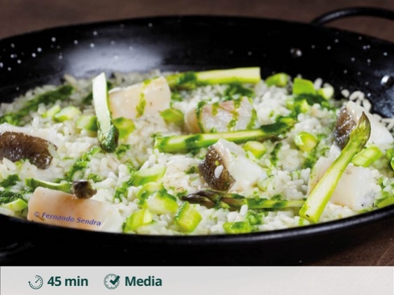 White paella with cod and green asparagus